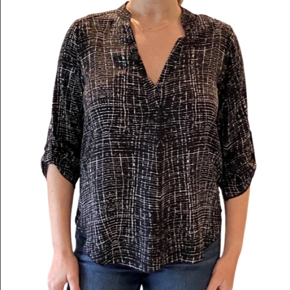 Black with white graphic detail top. 3/4 sleeves.